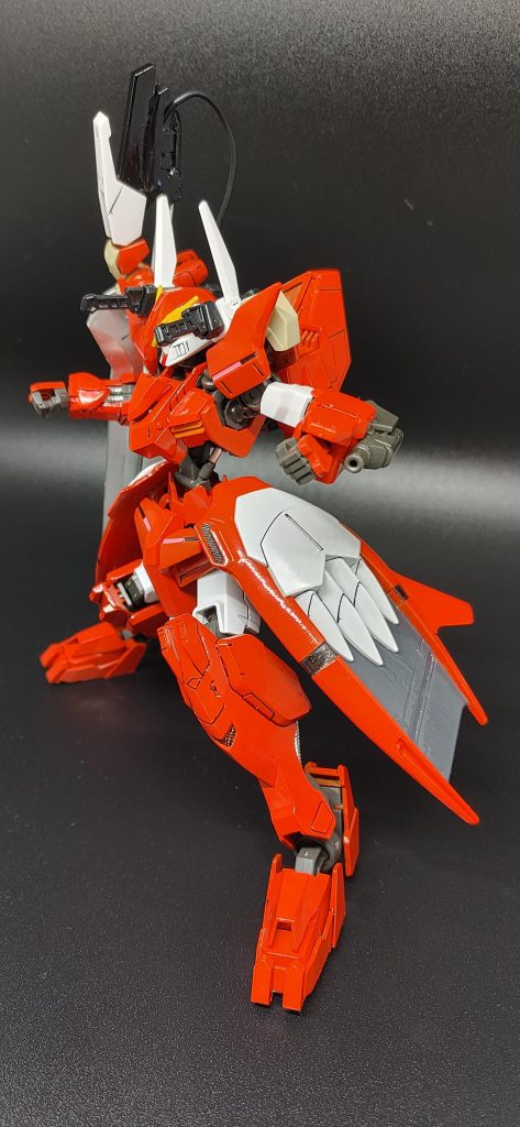 腰のGNファングは17.5mm CIWS内蔵の高硬度レアアロイ製の遠隔誘導兵装であり、MAハシュマルと随伴機プルーマを解析し開発された、という、設定。肩部大型アンテナから発せられるマイクロウェーブでコントロールされ、複数の敵と同時に戦うことが出来る。ビームは出ないため、展開される前進翼と鋭利な先端を活かした物理攻撃を行う。