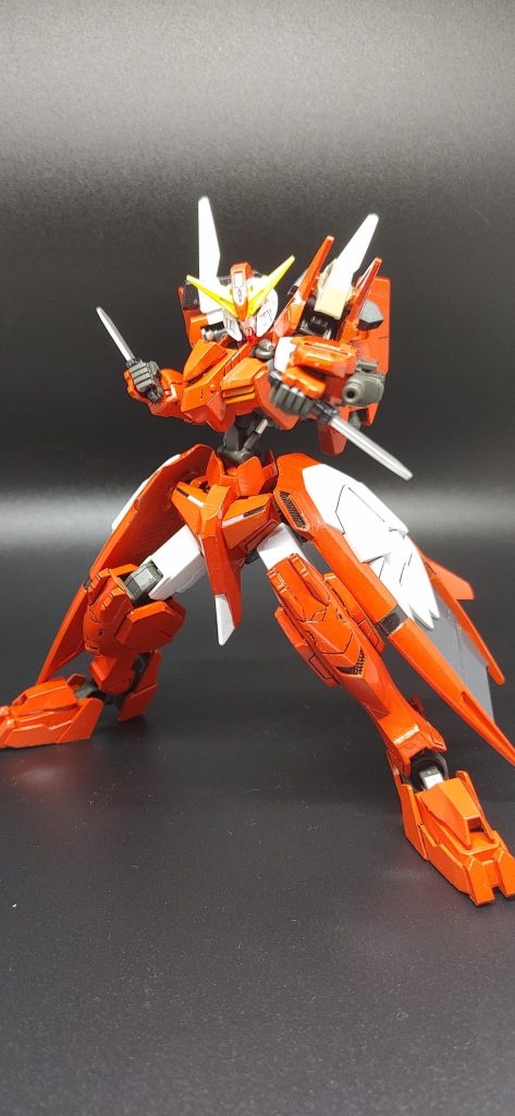 肩部にあったGNビームサーベル部には世界観に合うように対MSダガーを配置。緊急時や狭い場所での戦闘で使用される事が多い他、投擲武器としても利用される。