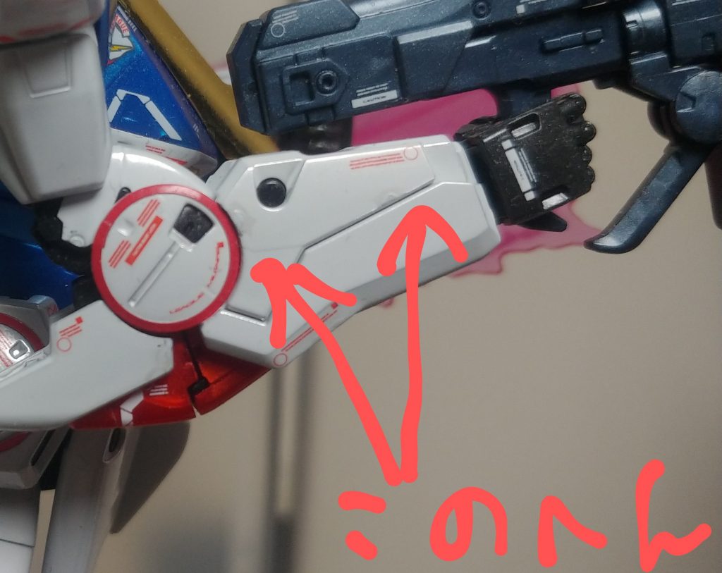 チタニウムフィニッシュはゲート跡がくっきり残ってしまうので、ガイアカラーのコールドホワイトを塗って誤魔化しました。