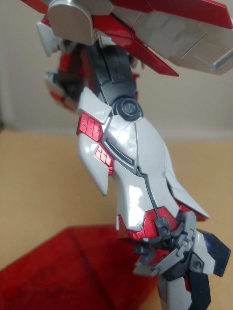 V2の時と同様、ガイアのコールドホワイトにお世話になりました。赤のメタリック部分のゲート跡は、適当に混ぜた赤で隠しました。