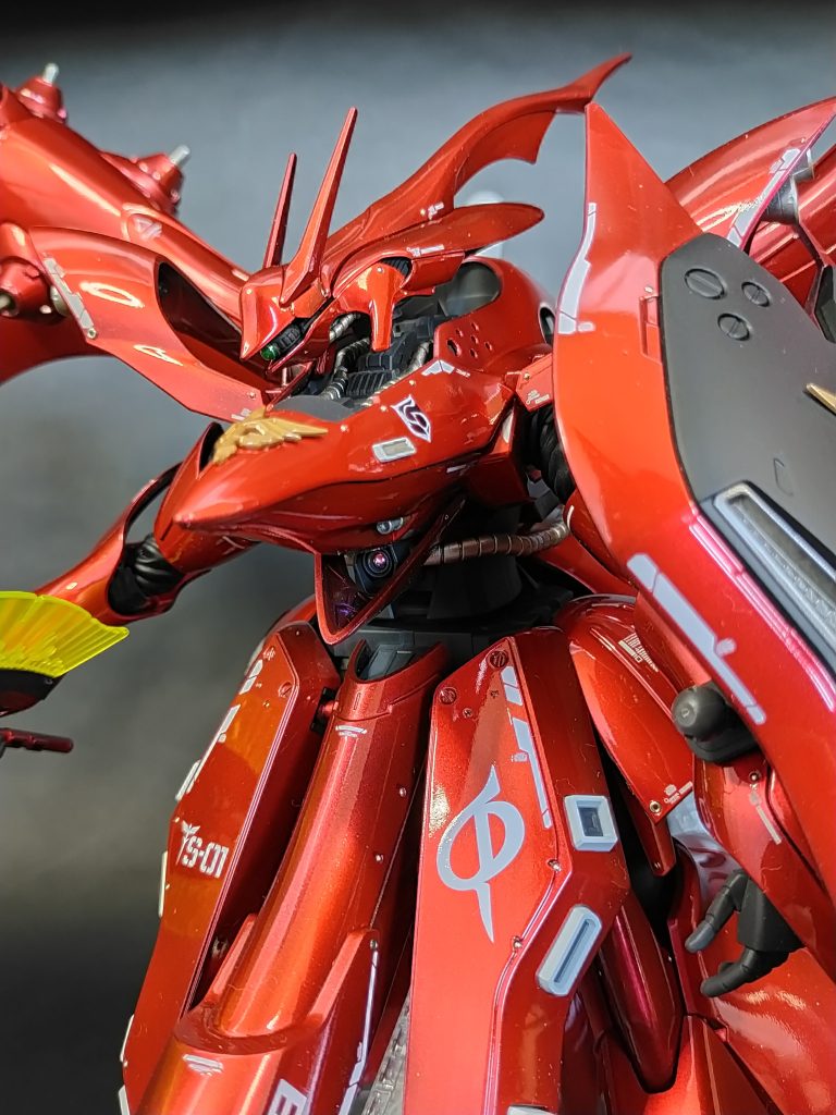 胸とシールドには公式ディテールアップパーツを貼り付け立体的に。モノアイとお腹にはドーム型パーツをはめ込み。