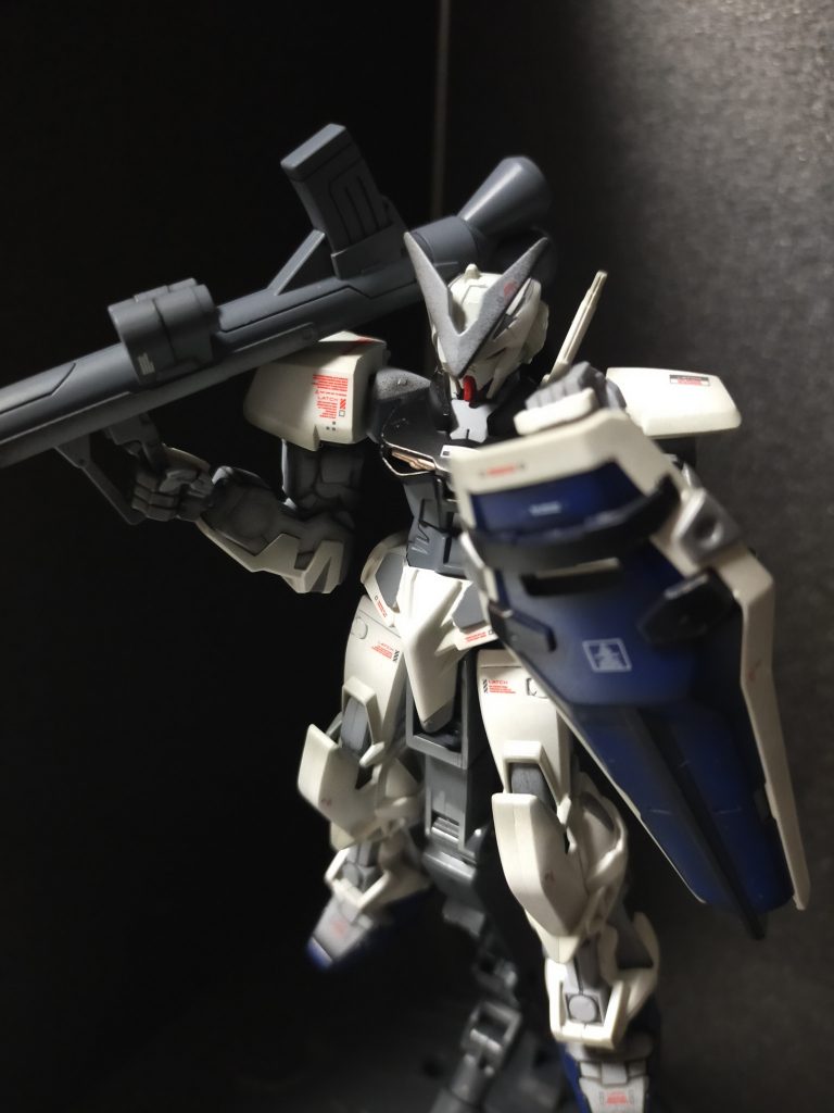 盾と足は暗いブルーで。