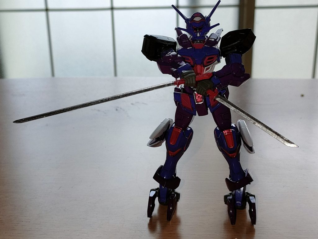 忍者のシルエットが反映する逆手二刀流。グローアップアームズとは違う格闘戦を見せる。