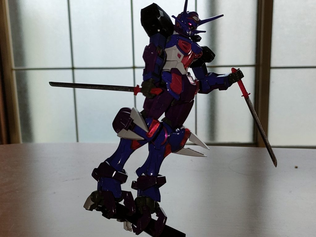 グローアップフットの保持力で僅かな足場を掴み、敵の隙を窺う。