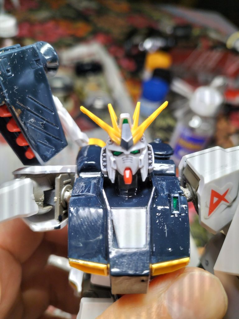 上半身のアップは、墨入れしてるのは、ややわかりますが、胸部の、筆塗りが、下手くそ過ぎです!(T_T)仮組みしたままで、上半身と、下半身を、はずして、塗装しちゃいました!💦