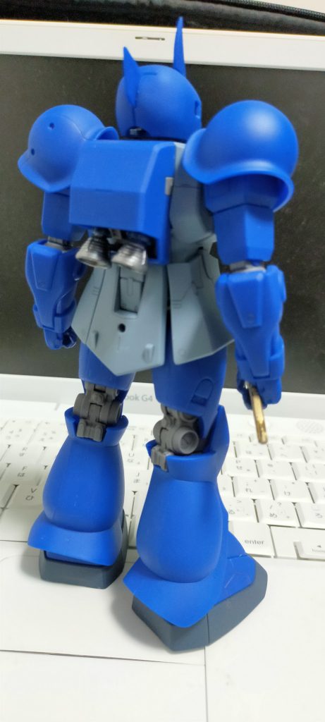 合わせ目は極力目立たないようにしつつ最低限の加工のみ。墨入れはシャーペン。バーニアパーツは、同時代のシャアザクの余りから。ラルさんのザクですから、他のMSとは違うのだよ。困ったのは肘関節とハンドパーツ。変な色のポリ素材。手短にラッカー塗料で筆塗りでごまかした。膝は、説明書だと黒なんだけど、オリジンシャアザクみたいに脛と同色の青。