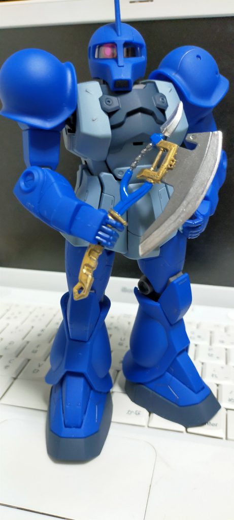 ヒートホークは筆塗り。モノアイも、ガイアの蛍光ピンクを筆で。今回もシールと武器は割愛。ラル大尉には、ヒートホークだけでもサマになる。あと一箱崩したいが、年内はこれで手打ち。皆様、良いお年を!