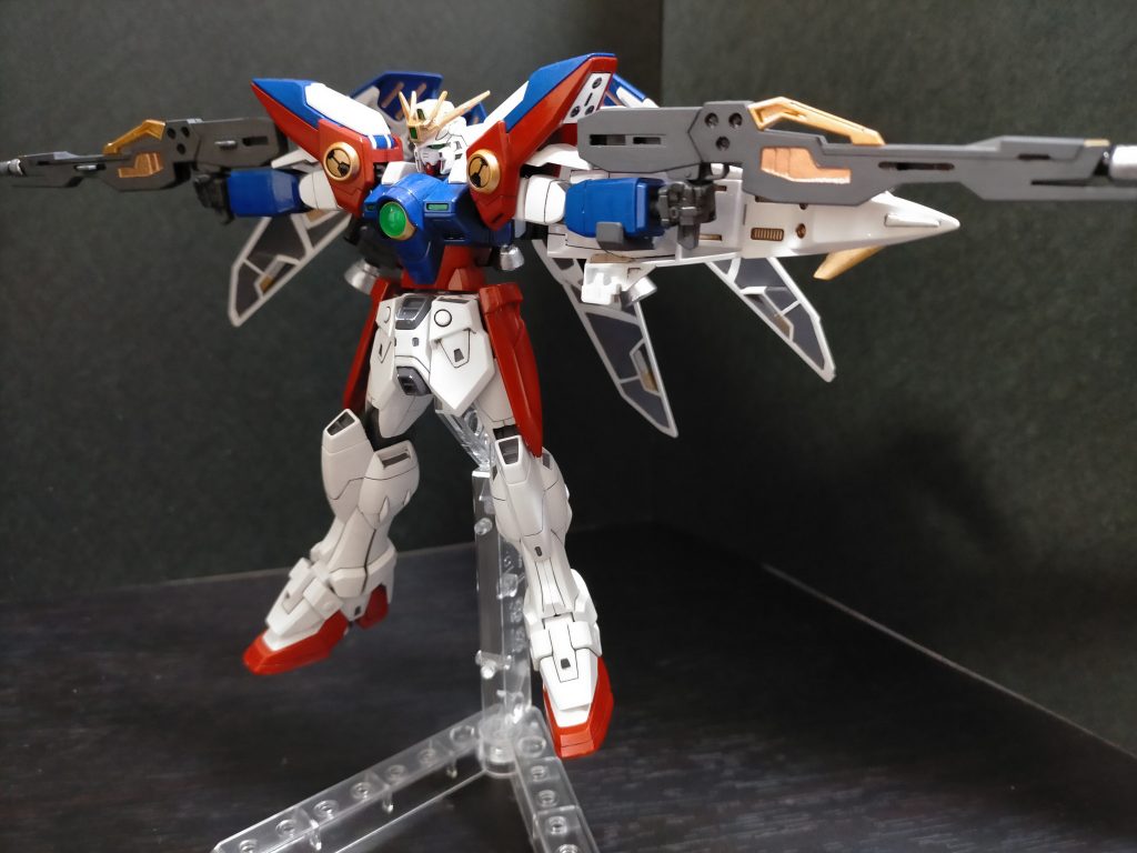 ツインバスターライフル:2挺のライフルを平行連結した2連装型バスターライフル。その威力はウイングガンダムのバスターライフルの2倍以上に達する。又、大きな違いとしてはツインバスターライフルの場合は機体ジェネレーターから直接供給する方式である事。最大出力ではスペースコロニーを一撃で破壊可能なほどの威力をもつ。2挺に分割して別方向へ同時射撃を行ったり、連射も可能。