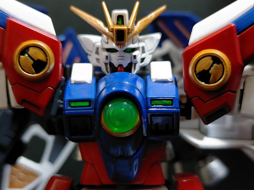 特殊兵装 ゼロシステム :人体と精神の不安定さを解決するために導入された操縦インターフェイス。正式名称の「Zoning and Emotional Range Omitted System」(直訳すると「領域化および情動域欠落化装置」)のバクロニムからゼロシステム (Z.E.R.O.System)と呼ばれる。システムが分析・予測した戦況の推移と対処法、それによって起こり得る結果をパイロットの脳に直接伝達し、勝利のために取るべき行動をパイロットに強制的に提示する。コックピット内の高性能フィードバック機器によって脳内の各生体作用をスキャン後、神経伝達物質の分泌量をコントロールすることで、急加減速・急旋回時の衝撃や加重などの刺激情報の伝達を緩和あるいは欺瞞し、通常のパイロットでは操縦し得ない状況下での機体制御を可能とする。マシンキャノン:両肩に内蔵された4連式大型機関砲で、後継のガンダムに継承された武装のひとつ。量産機の小部隊であれば、これのみで壊滅可能な威力をもつ。装甲の脆弱化を防ぐために、バレルを回転させて機内に収納する方式を採用している。