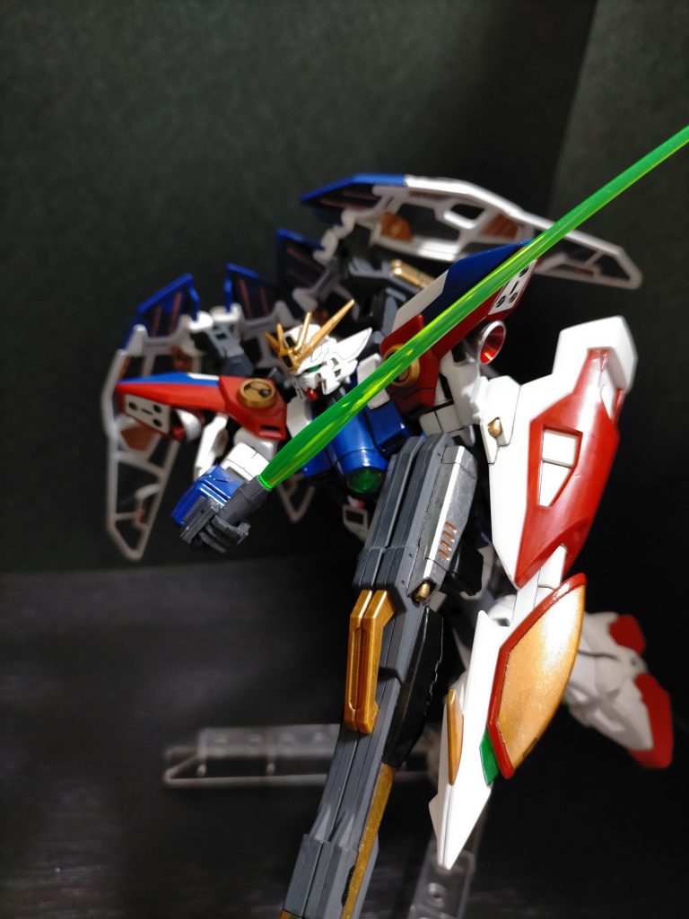 ビームサーベル:接近戦用の斬撃武装。肩部ショルダーアーマーの開閉式カバー内に収納されており、抜刀から攻撃への動作がスムーズにおこなえるようになっている。ガンダニュウム合金製の部材を用いており、通常のものより威力、耐久性能、機能が格段に向上している。ウイングシールド:戦艦の主砲を防ぐ特殊ビームコーティングが施されたガンダニュウム合金製の盾。先端部には伸縮機構が採用されており、防弾面積を増やしたり、リーオーの頭部程度なら破壊可能な接近戦用武器として機能する。さらに、受けた熱を瞬時に逃がす放熱機構も兼ねている。ウイングバルカン:ウイングのスラスター基部先端に内蔵された機関砲。おもにネオバード形態で使用され、エアリーズの頭部を撃ち抜くほどの威力をもつ。