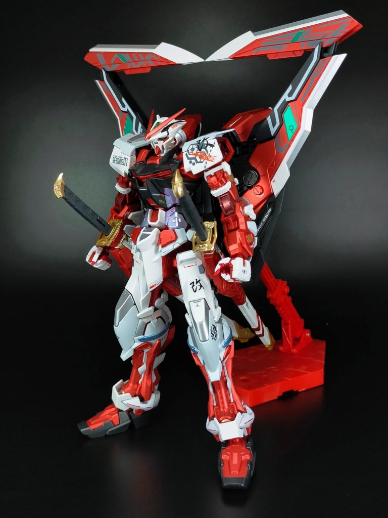 箱絵にもなってるデルタフォーム。このキット、タクティカルアームズIILのおかげで完成後のプレイバリューがとても高く、色々なフォームに組み替えて楽しめます。特徴的な真紅のフレームはお気に入りのプライマリーメタリックレッドとGXメタルブラッディレッドで塗り分けました。素組だと白一色のパーツも、スチールホワイトやシルバーで塗り分け。