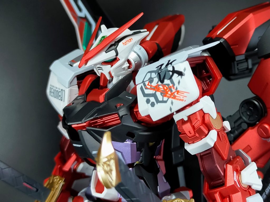 近年は鬼滅やGhost of Tsushima等、武士がブームでしたがそういう意味でも組んでてロマンを感じる機体と言えるでしょう。2022年の正月はこの子を眺めて過ごそうと思います！■カラーレシピ・フレーム：プライマリーメタリックレッド、一部GXメタルブラッディレッド・外装ホワイト：GXクールホワイト・外装ライトグレー：スチールホワイト・外装シルバー：EXシルバー・外装ブラック：ミッドナイトブルー＋GXメタルブラック少々・腰周り①：EXシルバー＋GXメタルブルー少々・腰周り②：EXシルバー＋GXメタルバイオレット・ツインアイ等：GXメタルグリーン・刀の鍔等：EXゴールド、一部スターブライトブラス・刀の柄：ジャーマングレー・トップコート：EXセミグロスクリアープレミアム　