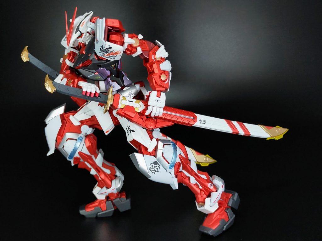 可動も良好で、居合抜きのポーズもばっちりキマります。某人気アニメの「霹靂一閃」的な。鞘の塗り分けも頑張りました。