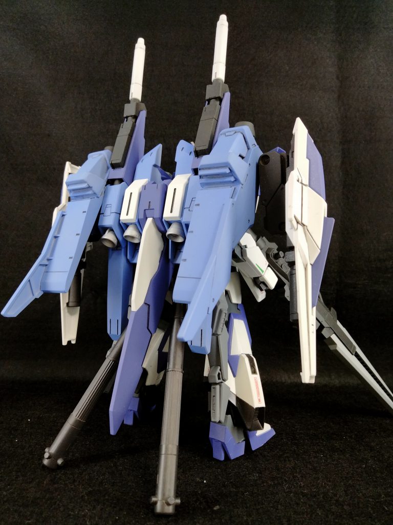 背面です。変形は捨てて機首を逆に付け、スタビライザー風にしています。