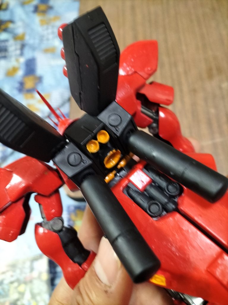 バックパック等は、艶消しブラックで塗装しました。スラスターの塗り方、まだまだです………😭ファンネルコンテナは、最初に作ったときに、上手く組み立てられなくて、芋付けです!💦💦💦