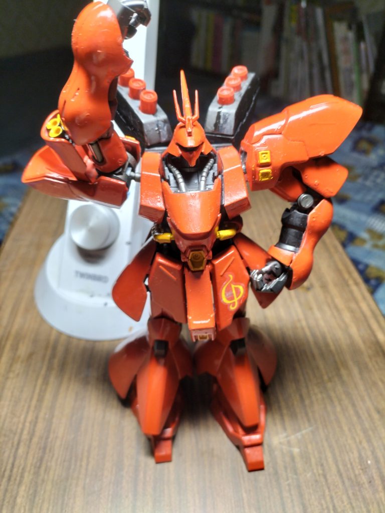 照明加えると、塗装色のモンザレッドが、オレンジ掛かって見えます。