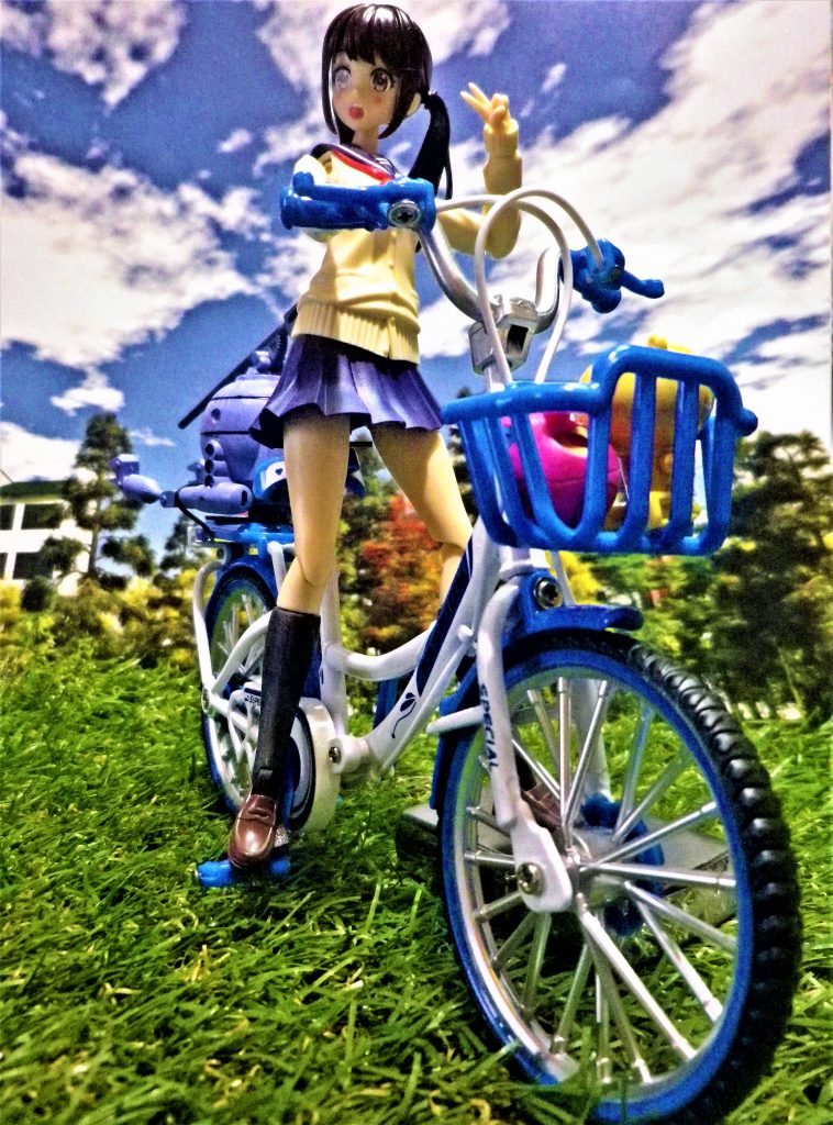 おまけ画像 他社の”創〇少女庭園の結〇まどか譲”は無改造でサドルの位置もペダルの位置もジャストフィットしています。 30MSのシリーズですと前回アップしたルルチェGP03ステルメインのように四肢を延長しなければならないと思います。