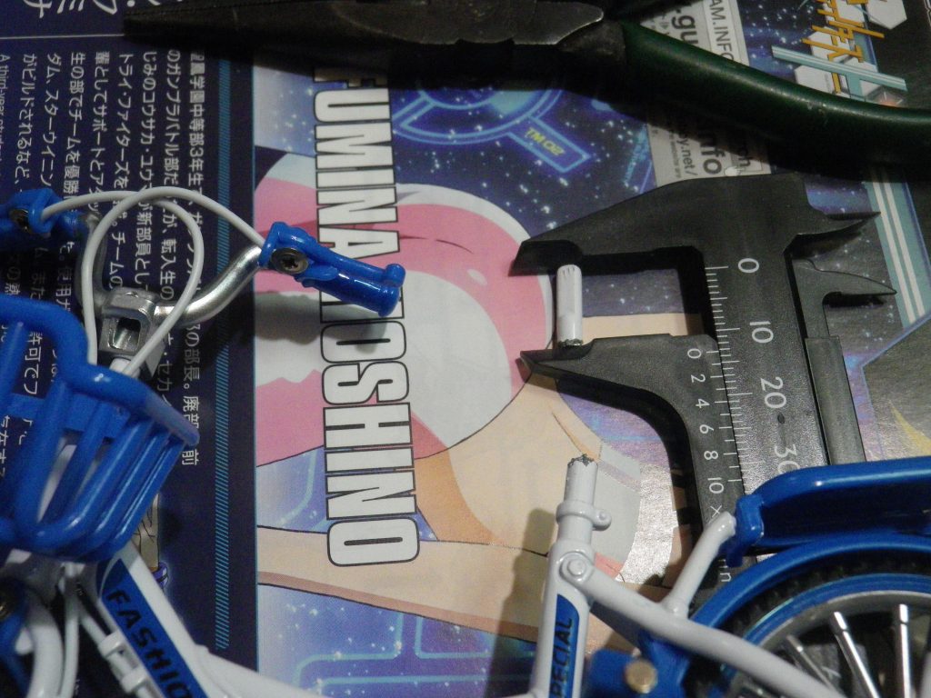 中華製のママチャリ?そのままですとチョットフミナさんが”浮いた?”状態になるのでサドルのバーの部分を12,3ミリカットしています。フミナさんACT3は脚部と足首部分で延長しているのでノーマルのフィギュアライズスタンダードですとサドルを取り付けるのりしろ?ぎりぎりまでカットが必要かもしれません? 載せたいフィギュアに合わせての現物合わせになりますので施工の際の参考になりましたら幸いです。