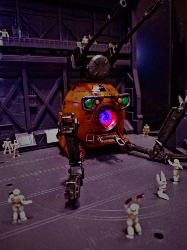 こちらはリアル版の画像です。ウェーブの宇宙服を着たフィギュアが良い味を出しています(笑)