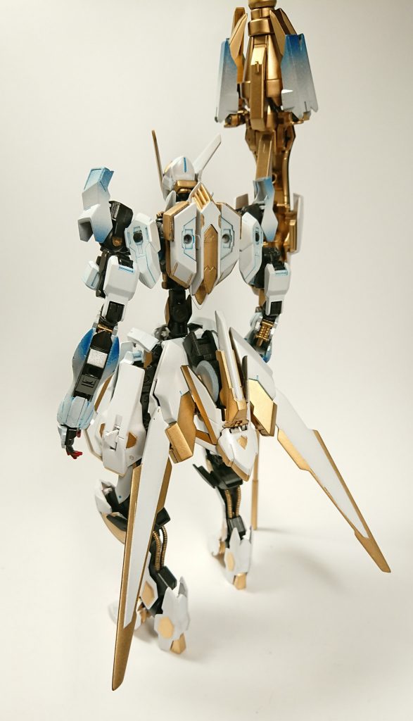 指先を赤で、シリンダーや線などに金で筆塗り、その他の金、白はマスティングテープで色分け。