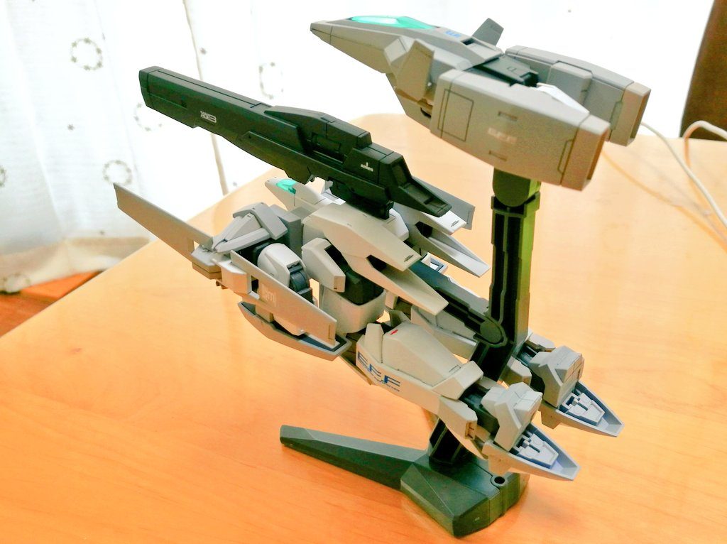 大きくて目立つデカールは、変形したときに合わせた向きで貼りました。MS形態時でも、可変機としての機能、キャラクター性が伝わると思いますし、単純に印象に残るので可変機におすすめです。