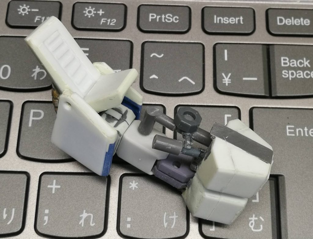 細かいアームの部分は繋がってませんこうすることで、可動式のように見せています隙間はボトルに見立てたポリキャップで隠す!そこ他にも、Zのランディングギアやヒートロッドでディテールアップ