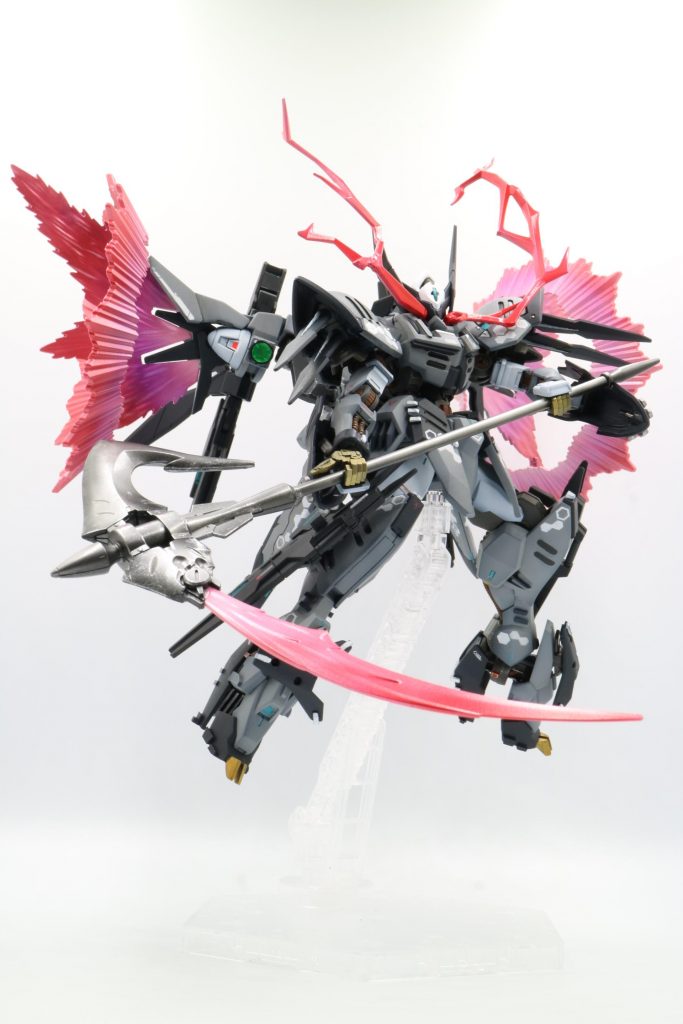 せっかくのガンダムフレームです。リミッター解除したいよね!とういう事でエフェクトも用意しました!首の下(ポリキャップ部分)から金属線を伸ばすことで目立たず保持できるようにしてあります。