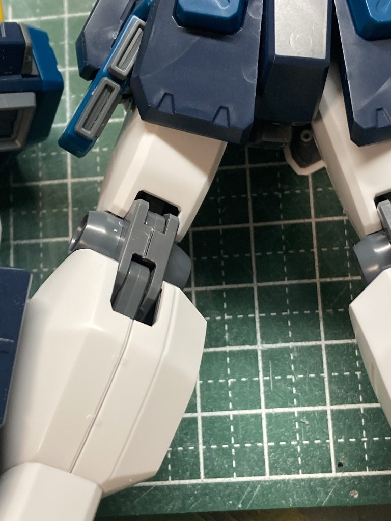 膝関節の合わせ目は段落ちで対応。