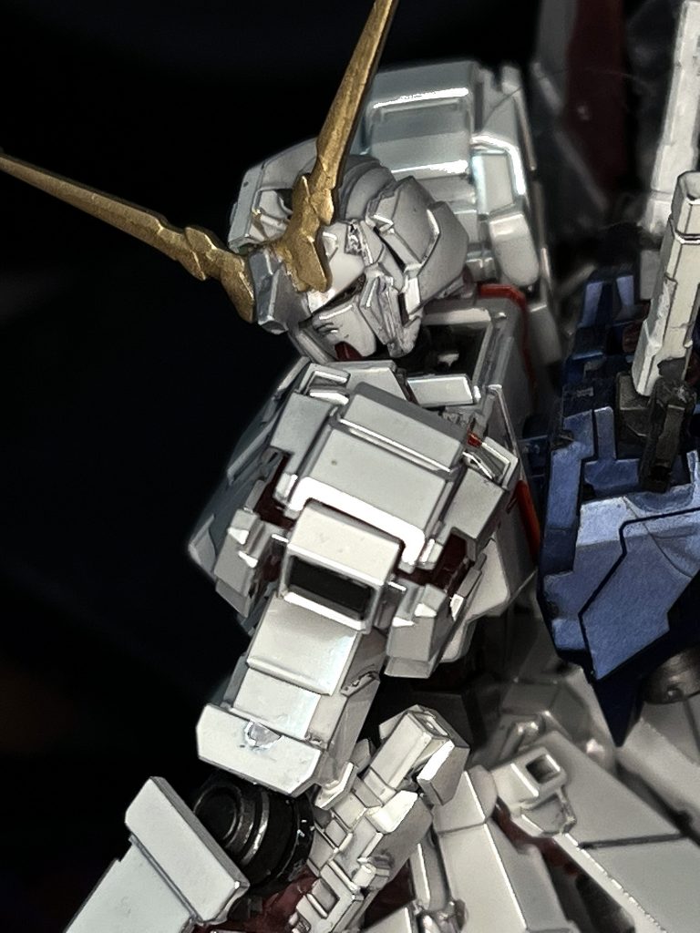 シャープな光沢。エッジを軽く剥がすと下地が出てメカニックなディテールになりますよ