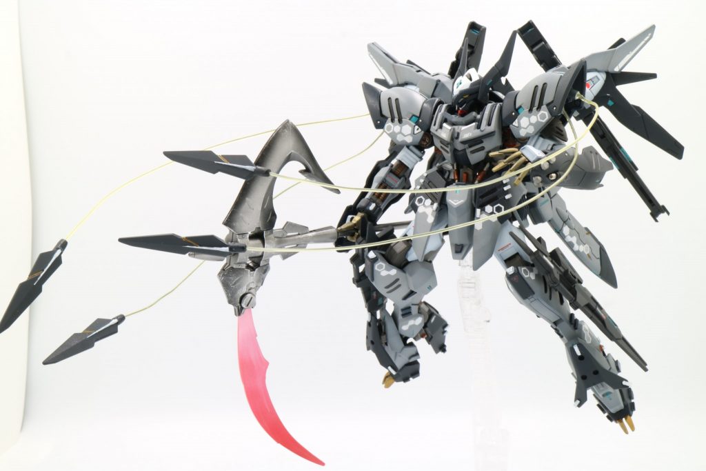 ショルダーアーマー内蔵の翼のようなブレードは「アンダーテイカー(葬儀屋)」という名前のワイヤー式アンカーになっています。バルバトス同様、阿頼耶識システムを通じて操縦者の感覚で操作でき、刺突後はアンカー経由で高圧電流を流し込む、「内部から電子機器とパイロットに直接ダメージを与える」ための武装という設定です。ガンプラバトルならグレモリー同士のミラーマッチもあり得るかなと思い、防御力の高い相手への有効打として装備しました。