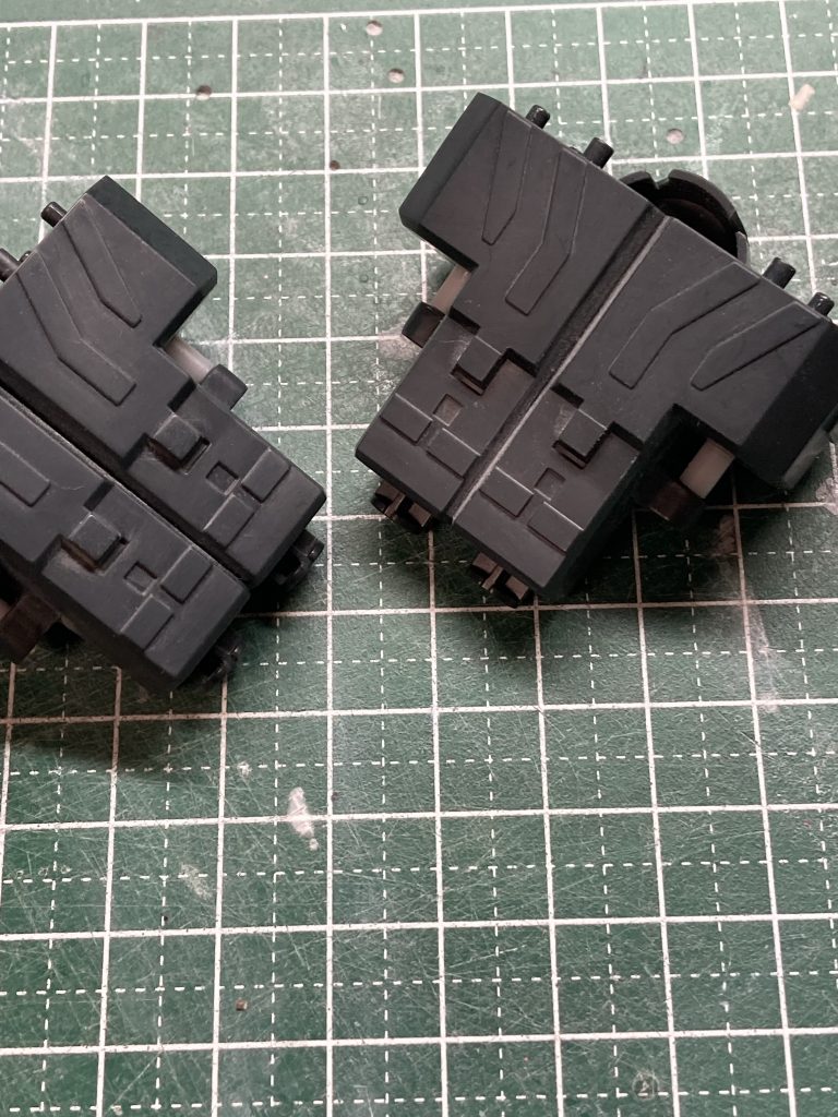 ガトリング基部は邪魔な部分を撥ね飛ばしてから合わせ目処理。処理後に3mm丸棒で再生しました。