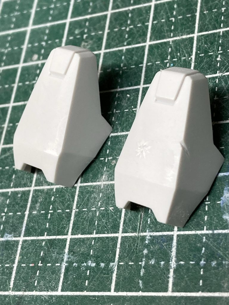 膝の面構成が不自然(奥)だったので手前の様に整えました。ダメージ加工も施してます。