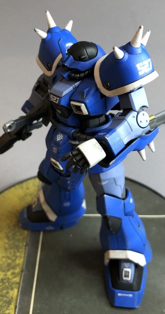 ザク→グフ系統の流れを感じるオーソドックスなジオンスタイルですね。