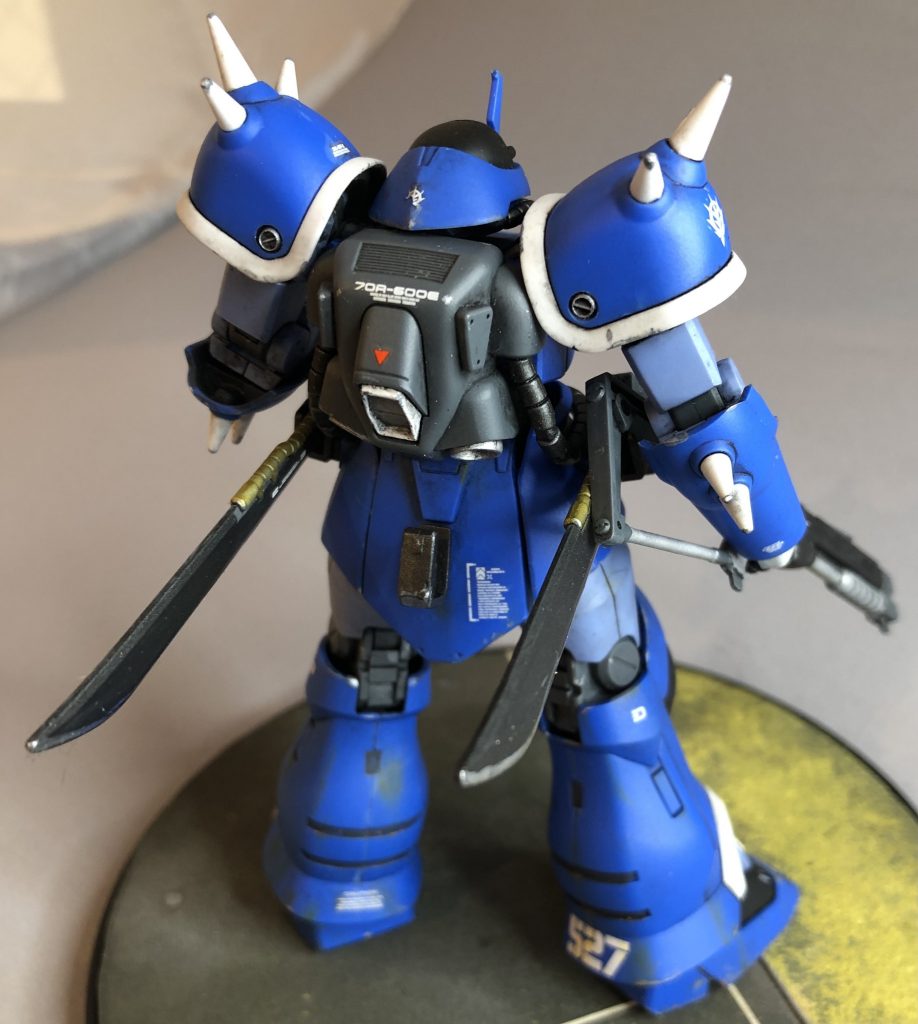 バックパックは妙に洗練されています。ヒートサーベルにはガンダムマーカーEXメッキシルバーにて「刃」を付けておきました。