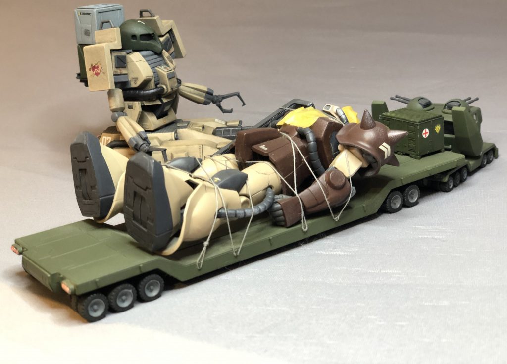 FGザクさんは足裏がツルツルなので、ザクタンクさん制作時に上半身を献体したO8小隊ザクより足裏を移植しました。両肩のスパイクアーマーとシールドは、ザク・デザートタイプさんの制作時に余ったものを移植してあります。