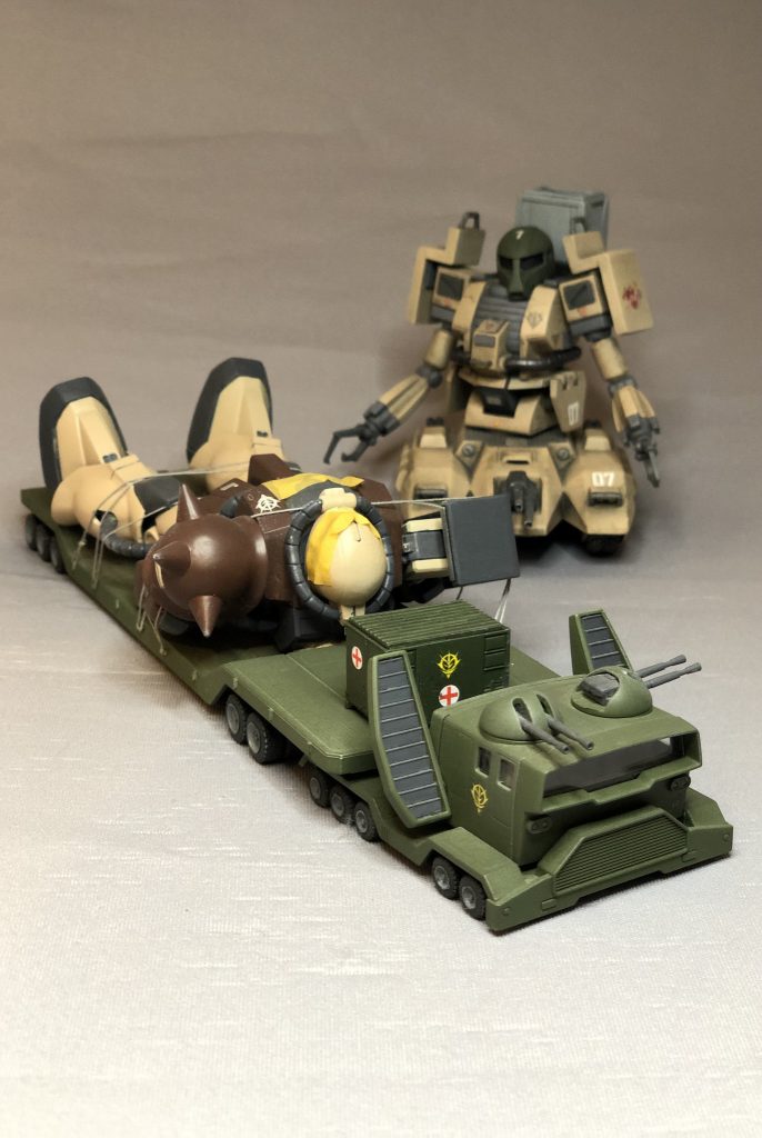 デッキの余剰スペースには前線への補給物資が載せられることもあったでしょう。今日は医療品が届けられたようです。ザクタンクさんもお喜びの御様子。