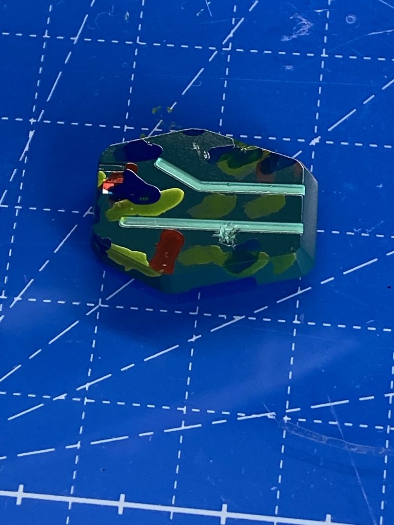 基本色の後にエナメル塗料でウェザリングをしています。この後適度に拭き取ります。デカール部分はラッカーの光沢クリアーで先に保護しておきます。