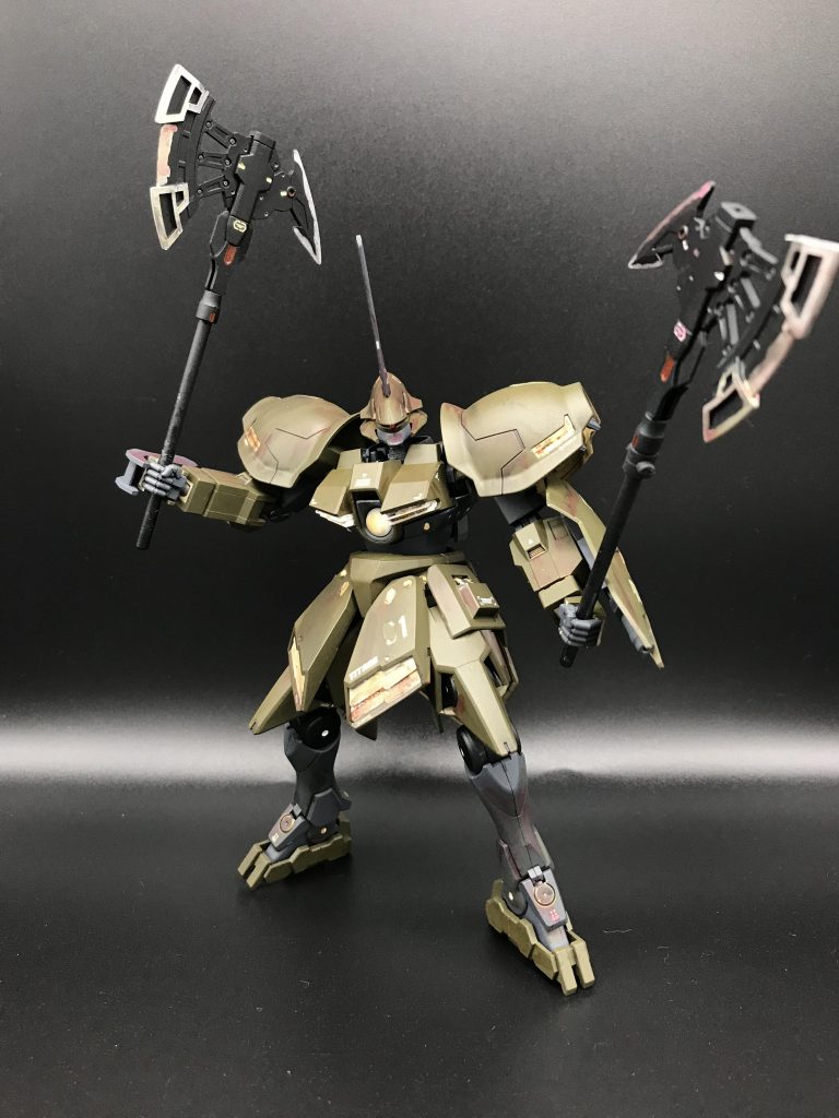 第一種兵装。両手斧と左腕シールドとミニライフル。