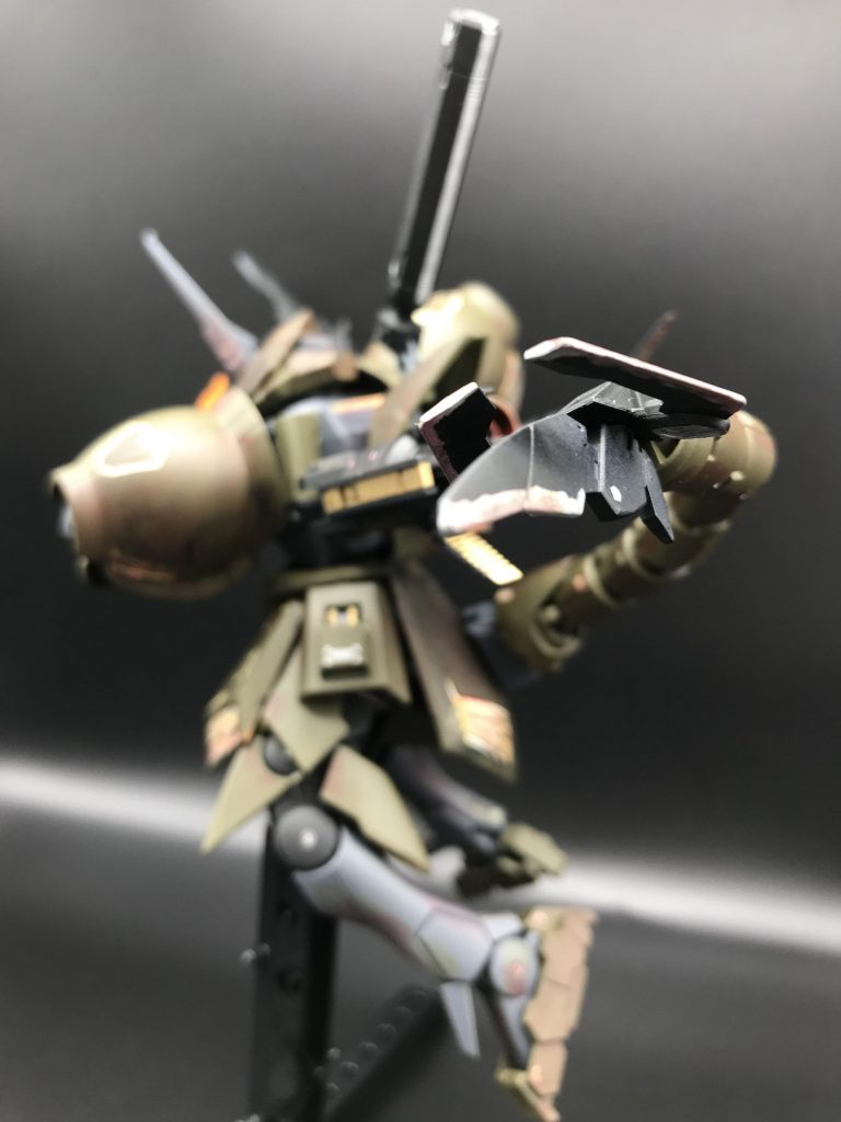 後ろから近づく相手に迫る尾っぽ。戦場の脅威に死角なしです。
