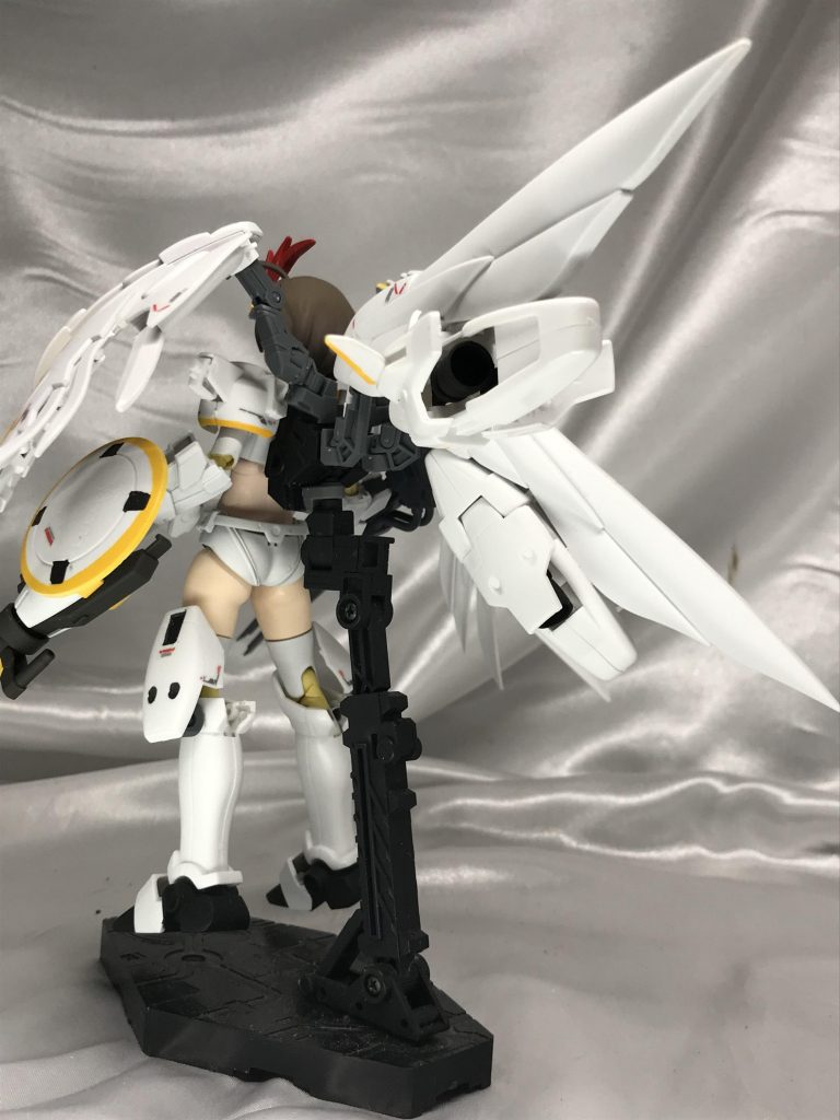 お尻。背部の小型翼にはトールギスのブースターを接続しています。