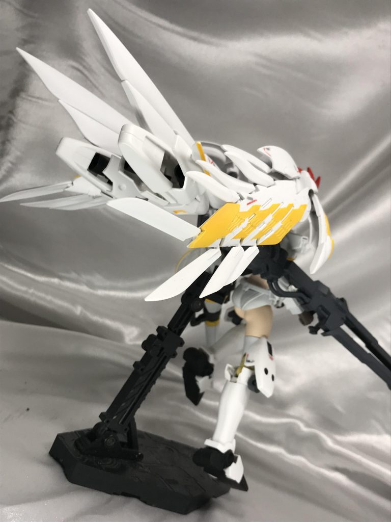 翼は色を変えたのみで形状はRGウイングのまま。原作機と同じくウイングより少し高い位置に配置して可動を妨げないようにしてます。