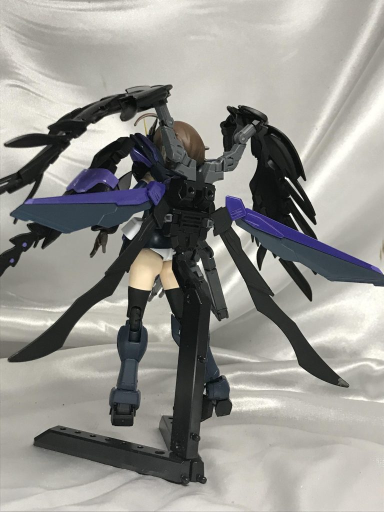 背部はゼロカスタムの翼と、TV版ウィングの翼を色変え＆ジャンクパーツで少し禍々しく形状変更してます。