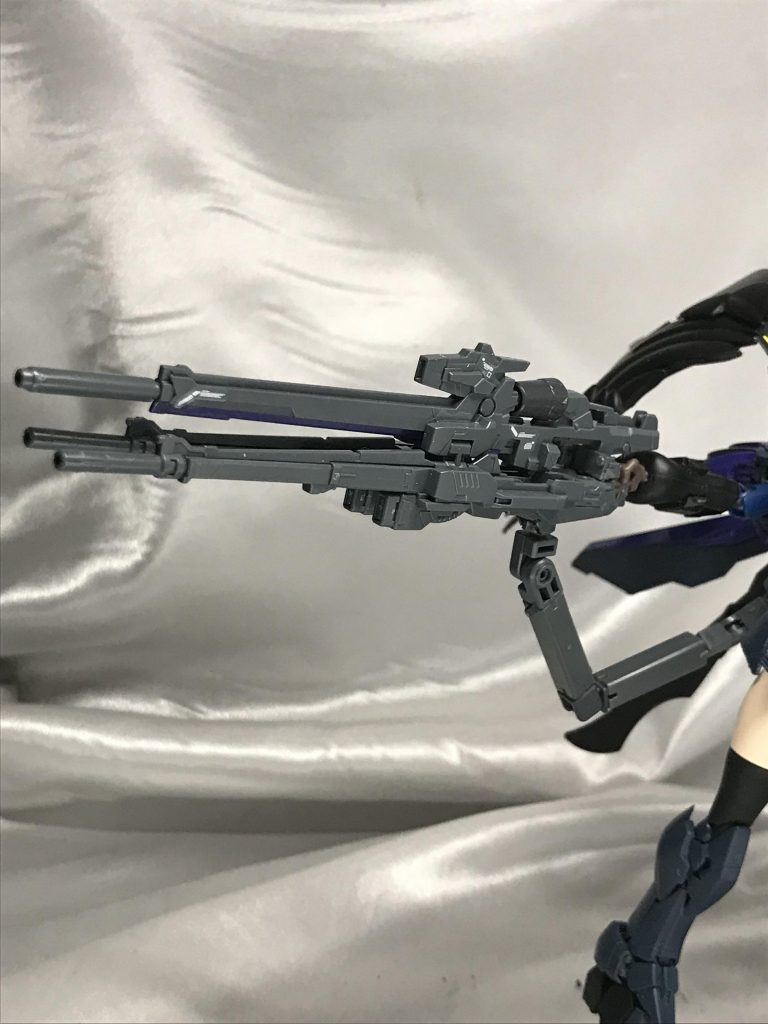 主武装であるトライバスターライフル。ウィングEWのライフルにゼロカスタムのツインバスターを接続しています。かなりの重量のため、背部からアームで補助しています。