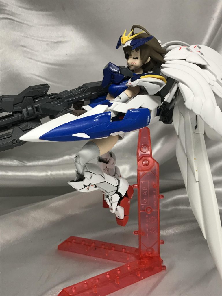 盾はガンダムゼロ炎のものにRGウイングEWのカバーを重ねてオリジナル風に。