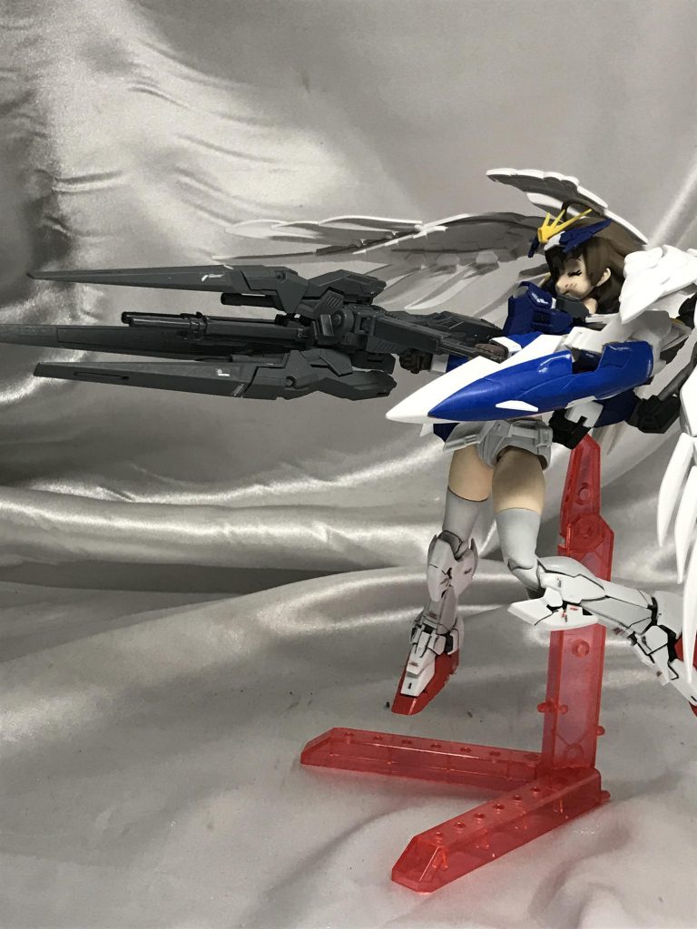 横から映すと物凄い巨大な武器です。