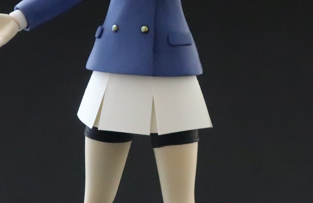 ・スカートです。最初はキットのスカートを削って作ろうかと思いましたがまぁ無理でした。次にプラ板で作ろうとしましたが、これも無理でした。最終的に、試作でメモ用紙を折って作っていたのが見た目は悪くなかったので、設定色(極薄いベージュ)に近い紙を探して、それで作りました。