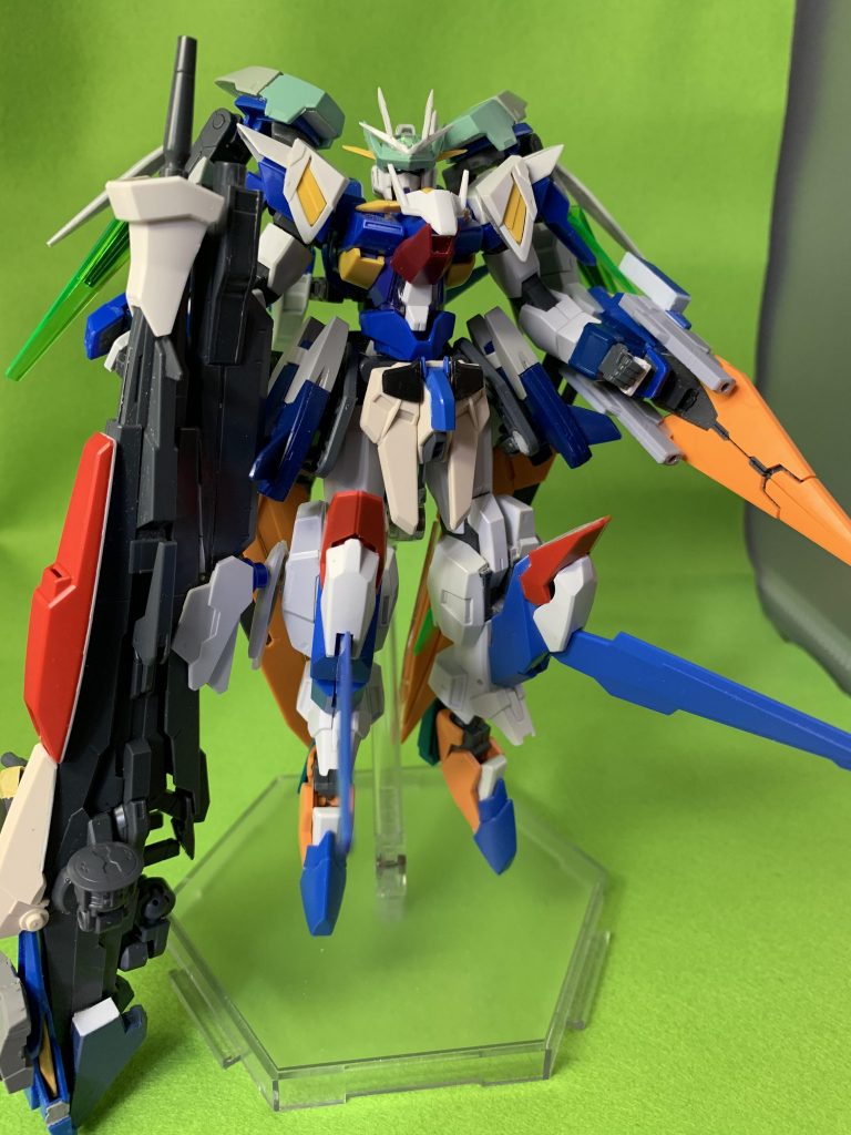 この形態で一度完成としてから、現在の形になりました。この状態で装備していたランチャーは今回は用意できませんでしたが、現在のASFixでも専用ライフルとして準備はしており、いつかお出しできればと思っております。