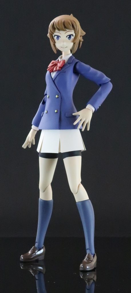 腰周りはほぼ動かせないので派手なポーズはできません。