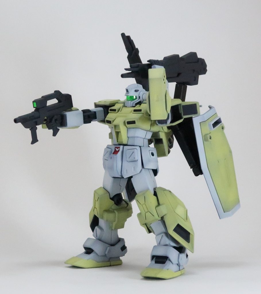 左手が平手しかないのでこのように武器に添えるとかしてないとちょっと変な感じに。グー手1つくらい付けてよ。