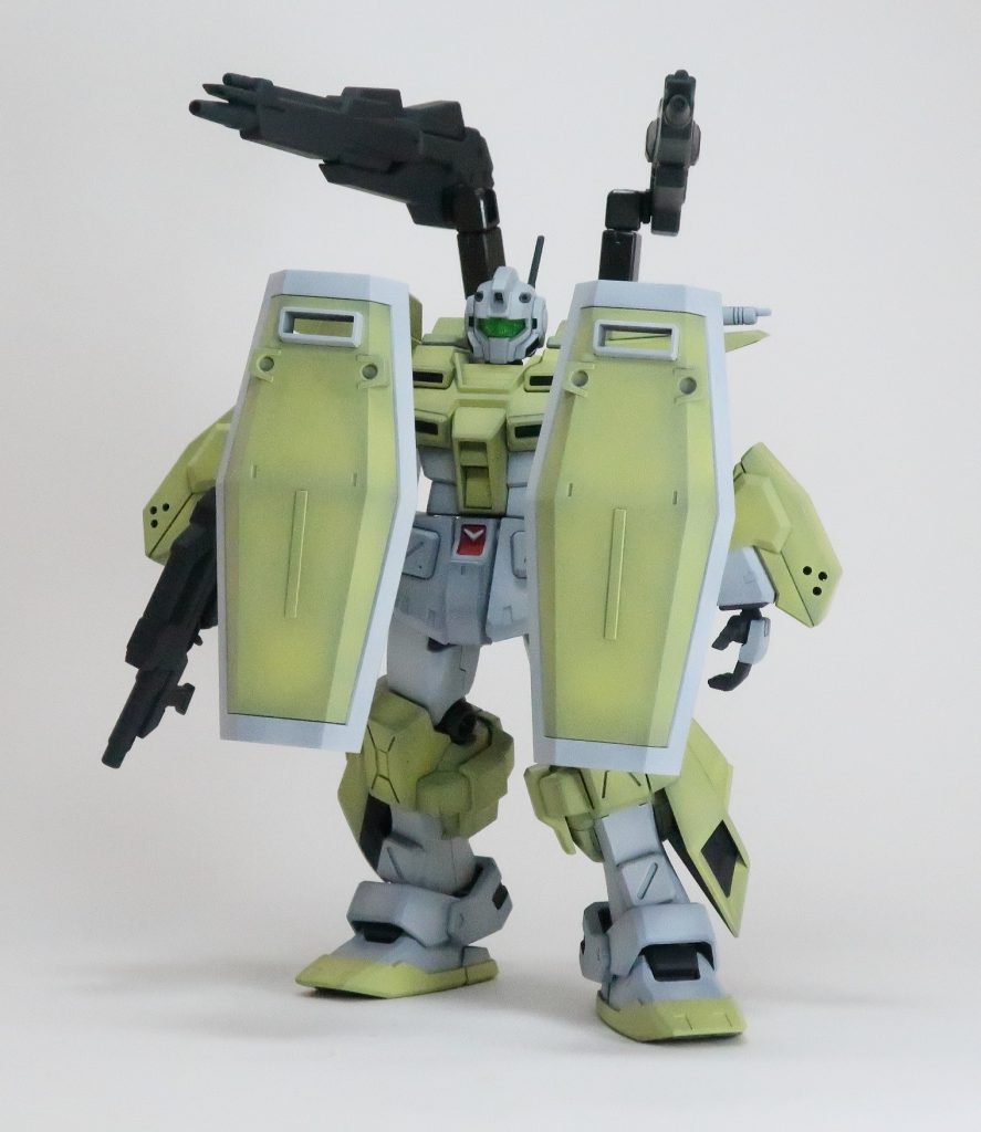 シールドと背中のライフルはアームで自在に動きます。